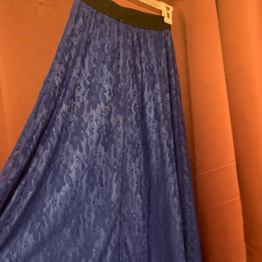 A blue maxi lace skirt. - Picture 3 of 4